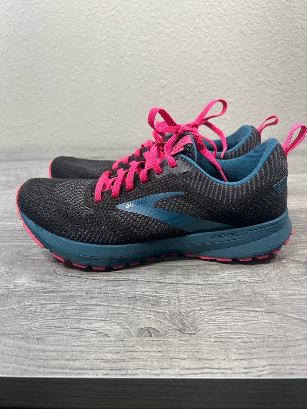 Brooks Revel Women's Black Blue Running Shoes with Pink Accents Size 8.5 - Picture 4 of 9